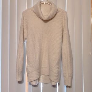 Old Navy women’s sweater Medium white